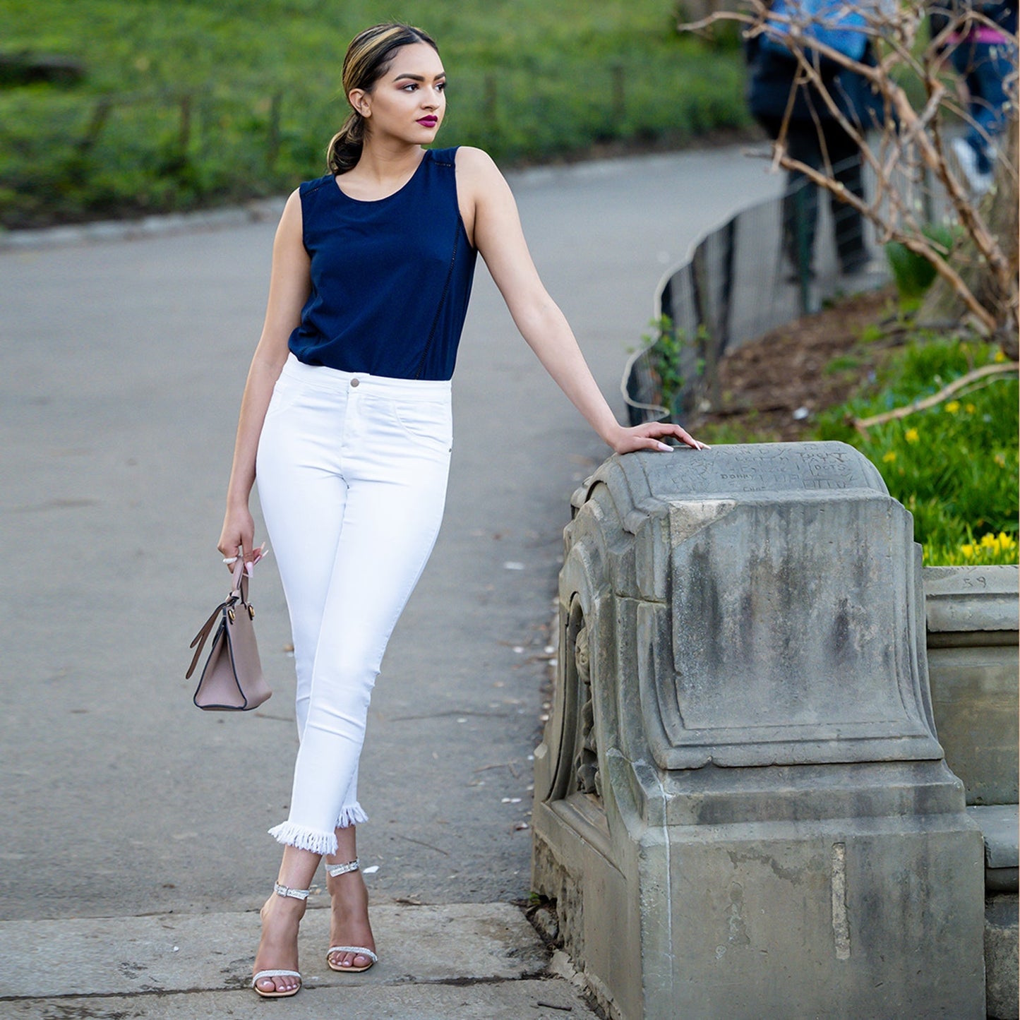 White Fringed Hem Capris Jeans